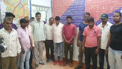 जुए की बाज़ी पड़ी महंगी: 12 युवक गिरफ्तार, 1.39 लाख रुपये और बाइक जब्त