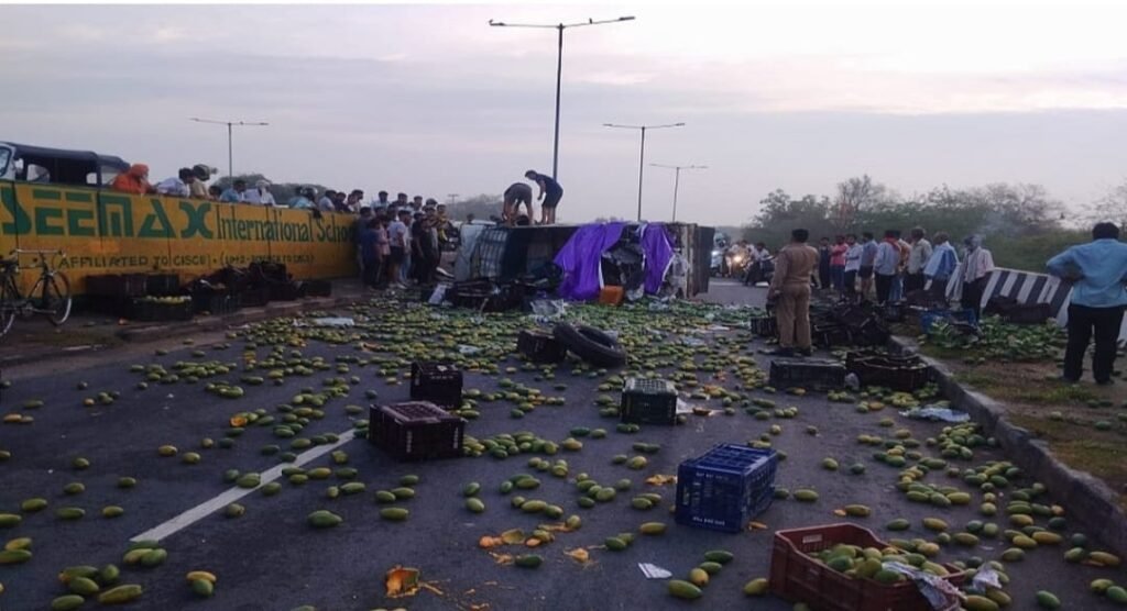 सड़क पर बिखरे आम…खून से सनी लाशें, मंजर देख कांप गई रूह; घूमने निकले तीन बुजुर्गों सहित चार की मौत