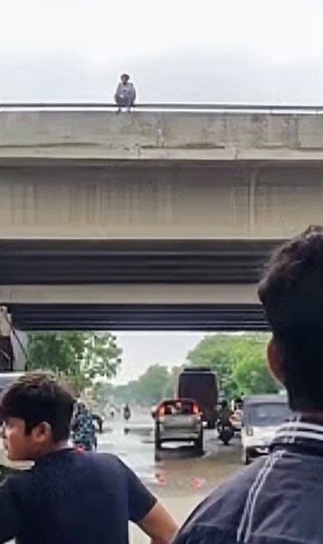 साहस और संवेदनशीलता की मिसाल: आगरा पुलिस ने फ्लाईओवर से कूदने जा रहे युवक की बचाई जान