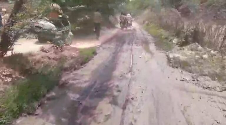 श्मशान तक कीचड़ से संघर्ष! फतेहाबाद के जोनेश्वर घाट मार्ग की दुर्दशा से जनता बेहाल