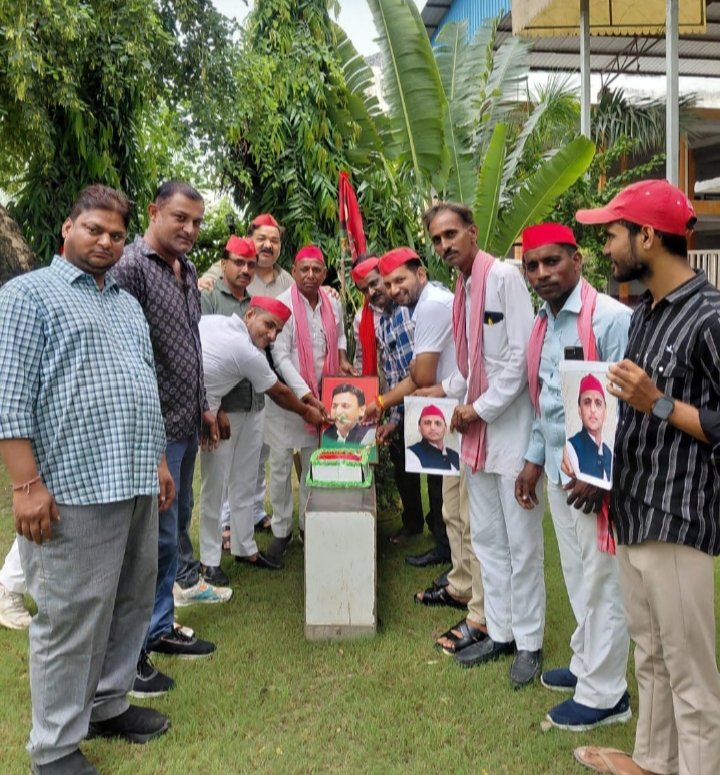 समाजवादी कार्यकर्ताओं ने उल्लासपूर्वक मनाया अखिलेश यादव का 52वां जन्मदिन