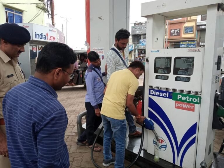 पेट्रोल पंपों पर गड़बड़ी मिली तो होगी कड़ी कार्रवाई – कलेक्टर संदीप जी.आर.