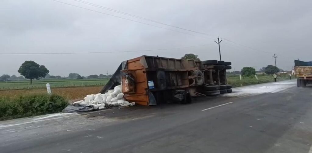 फतेहाबाद क्षेत्र में सड़कों पर घूमते आवारा गोवंशों के चलते आए दिन हो रही हैं सड़क दुर्घटना, जिम्मेदार अधिकारियों का इस ओंर कोई नहीं है ध्यान