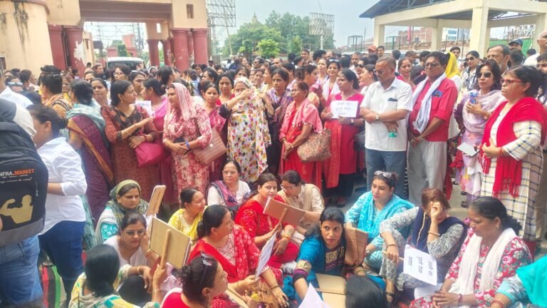 कलेक्ट्रेट पर शिक्षक शिक्षिकाओं का टीईटी के विरोध में धरना-प्रदर्शन, काला कानून वापिस के लगे नारे, दिया ज्ञापन