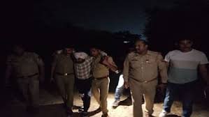 आगरा: एत्मादपुर में आबकारी सिपाहियों पर मारपीट के वांछित आरोपी सोनू उर्फ अब्दुल को मुठभेड़ में गिरफ्तार, पैर में गोली लगी