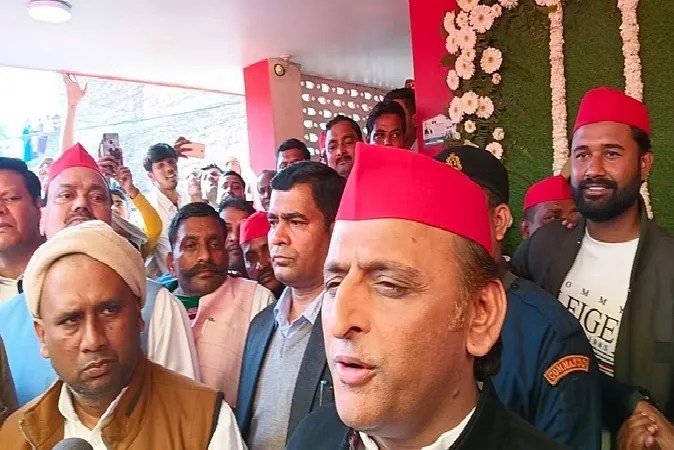 सड़कों के बहाने अखिलेश का भाजपा पर हमला, गड्ढा मुक्ति अभियान पर उठाए सवाल