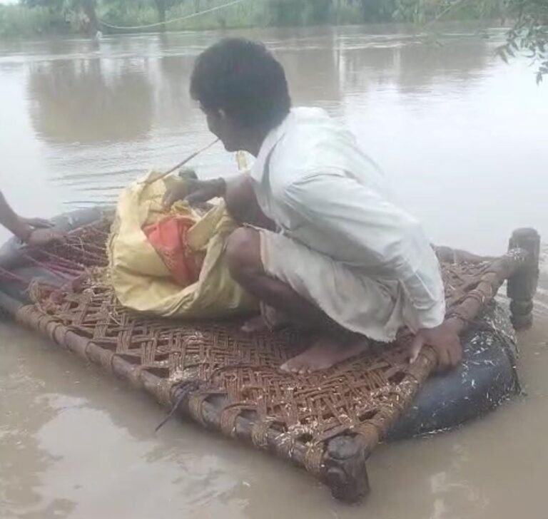 यमुना में उफान: मेहरा नाहरगंज में टूटा रोका, खेतों में घुसा पानी