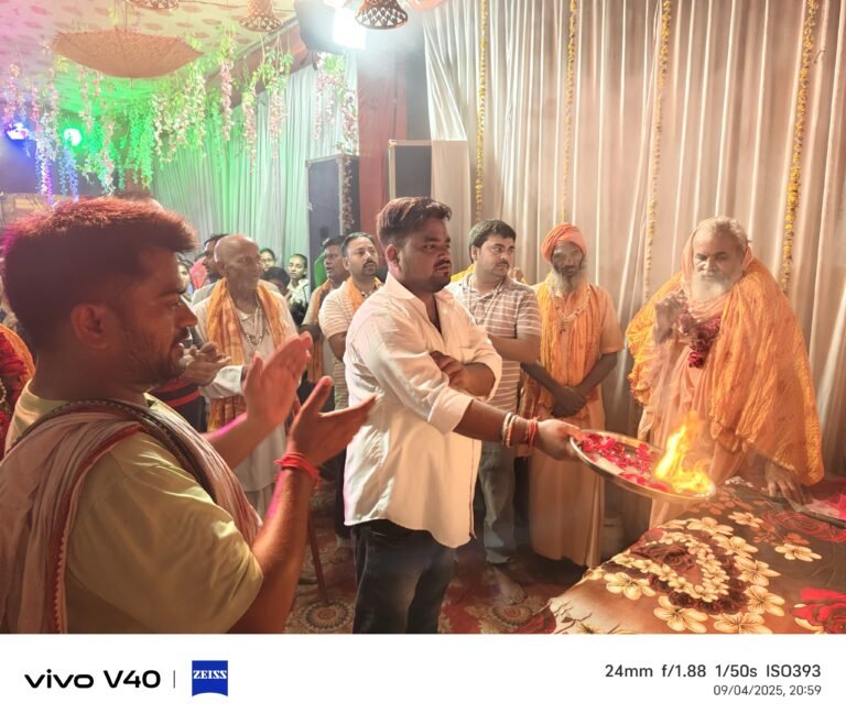 महेशानंद महाराज ने गणेश पंडाल में पहुंच कर लिया महा आरती में भाग की गणपति बप्पा की आरती