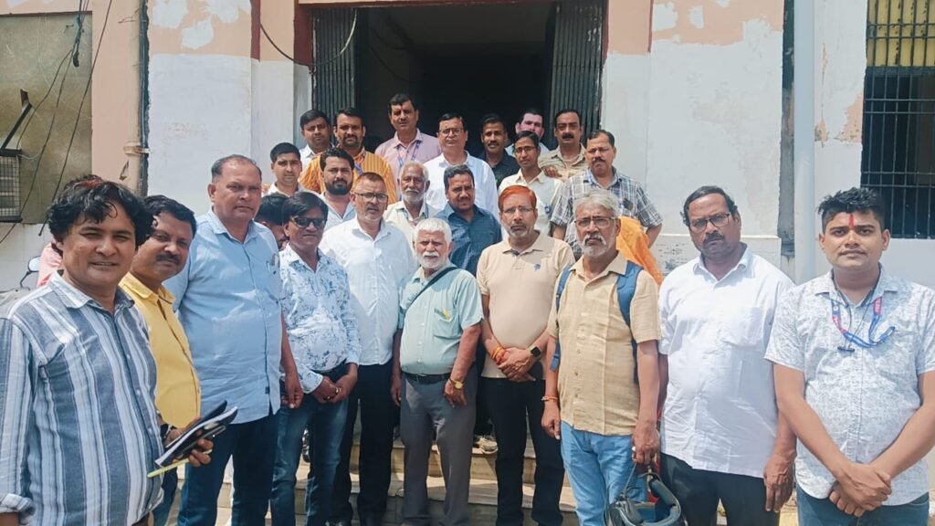 ग्रामीण पत्रकारों का आक्रोश: कलेक्ट्रेट पर सौंपा ज्ञापन, लोकतंत्र की रीढ़ को नजर अंदाज न करने की चेतावनी