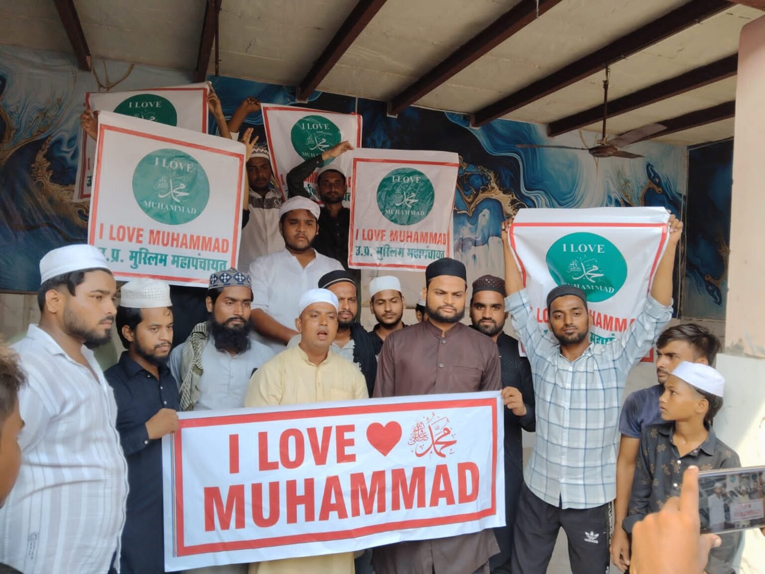 उत्तर प्रदेश मुस्लिम महापंचायत संघ ने आई लव मुहम्मद के बैनर तले किया विरोध