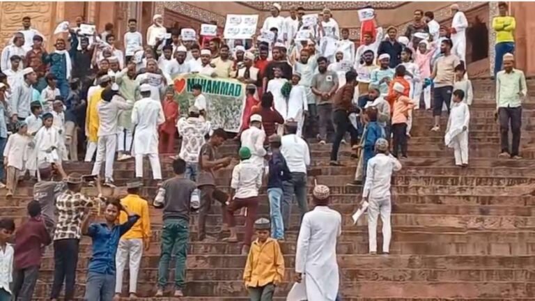 कानपुर में मुस्लिम युवकों पर एफआईआर के खिलाफ फतेहपुर सीकरी में विरोध प्रदर्शन