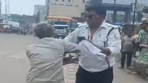 अलीगढ़: सूतमिल चौक पर ट्रैफिक पुलिस कर्मी और ऑटो चालक के बीच मारपीट, वीडियो वायरल