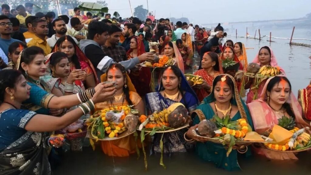 आस्था और उल्लास के बीच संपन्न हुआ लोक आस्था का महापर्व छठ, घाटों पर उमड़ी श्रद्धा की बयार