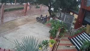 आगरा: ताज के वीवीआईपी रोड पर फिसल गई किसान की बाइक, गोल्फ कार्ट ने मारी टक्कर – किसान की दर्दनाक मौत, सीसीटीवी में कैद हादसा; चालक फरार