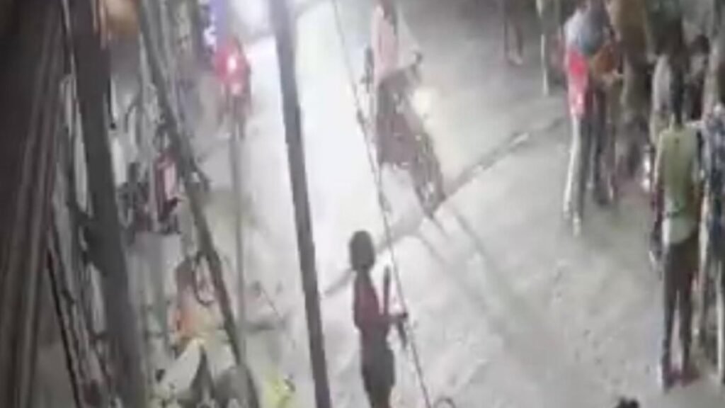 थाने से महज़ 250 मीटर दूर दबंगों का तांडव, छात्र की पिटाई, घरों पर पथराव और लहराया हथियार, सीसीटीवी फुटेज वायरल