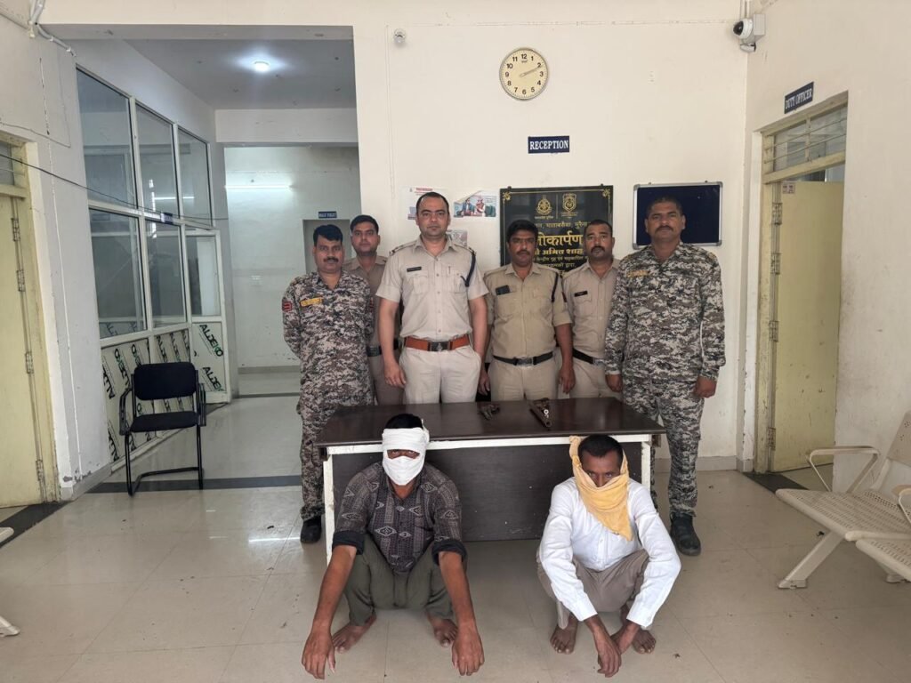 मुरैना/मध्य प्रदेश: पुलिस ने चलाया विशेष अभियान, दो ईनामी बदमाश गिरफ्तार, हथियार जब्त