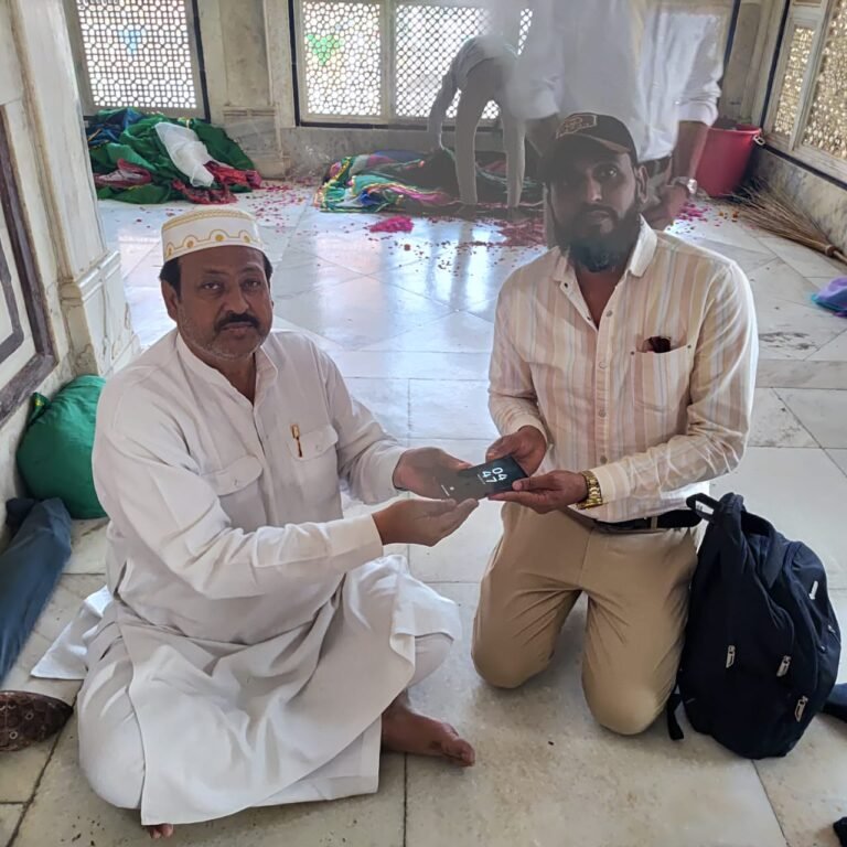 दरगाह परिसर में गुम हुआ मोबाइल पर्यटक को सौंपा, पर्यटक का चेहरा खिला