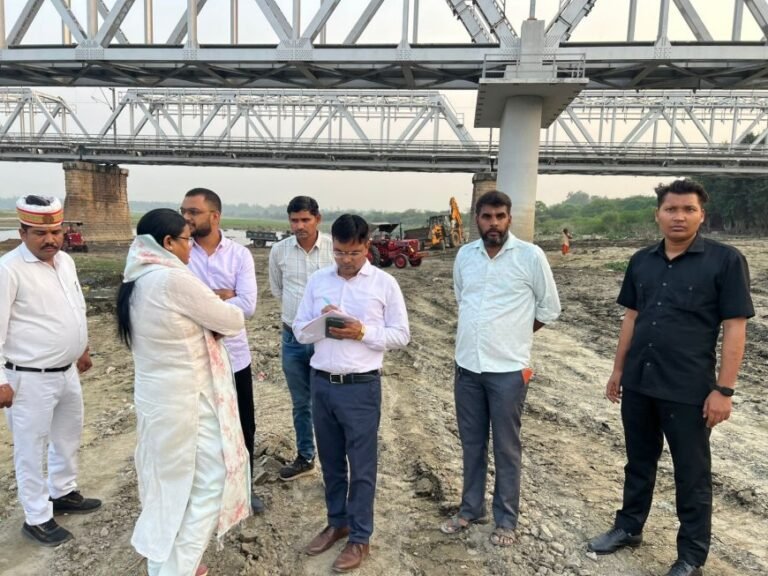 आगरा: महापौर हेमलता दिवाकर कुशवाहा ने किया हाथीघाट का निरीक्षण, यमुना की स्वच्छता पर दिया जोर
