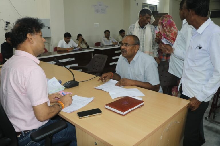 मुरैना में नए अंदाज की जनसुनवाई, 162 आवेदनकर्ताओं की समस्याओं का निराकरण