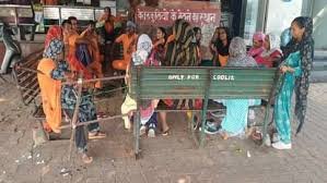आगरा कैंट स्टेशन पर सफाई कर्मचारियों की हड़ताल: बोनस न मिलने और वेतन कटौती से नाराजगी, गंदगी से परेशान हुए यात्री