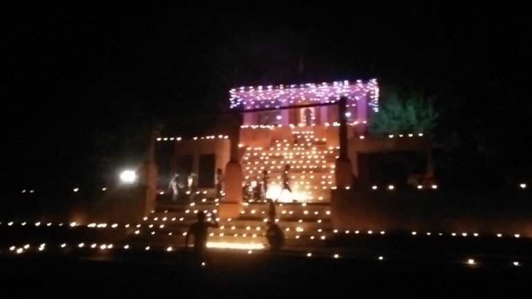 जगमगा उठी गलियां और पटाखे की आवाज से गूंज उठा आसमान, 2100 दीपों से जगमग हुआ यमुना घाट स्थित मराठा कालीन शिव मंदिर और यमुना घाट