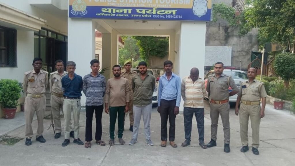 ताजमहल के आसपास पर्यटकों को ठगने वाले 6 दलाल गिरफ्तार, पुलिस ने लिया बड़ा एक्शन