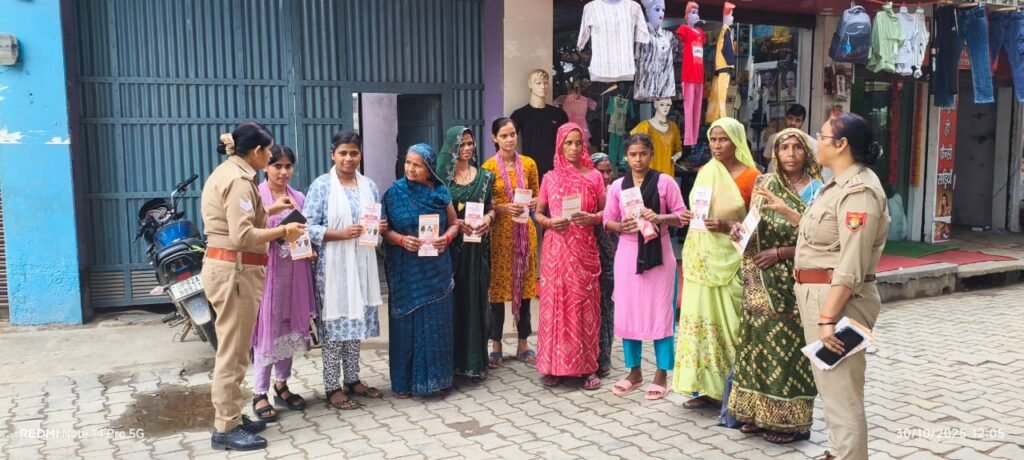 महिला पुलिस ने गांव-गांव जाकर महिलाओं को किया जागरूक, बांटे पंपलेट