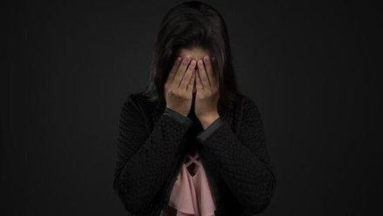 आगरा में साइबर ब्लैकमेल का खौफनाक चेहरा: ऑनलाइन दोस्ती ने युवती को बदनाम किया, हथियार लेकर घर घुसा आरोपी