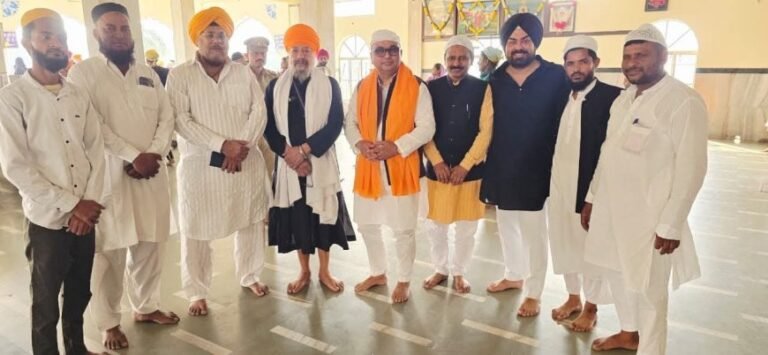 आगरा में गुरु तेग बहादुर की 350वीं शहीदी शताब्दी पर जमाल सिद्दीकी ने गुरुद्वारा गुरु का ताल में माथा टेका