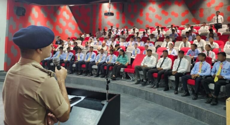 डीसीपी ने अग्रवन हेरिटेज यूनिवर्सिटी में छात्र-छात्राओं को दी कानून की जानकारी