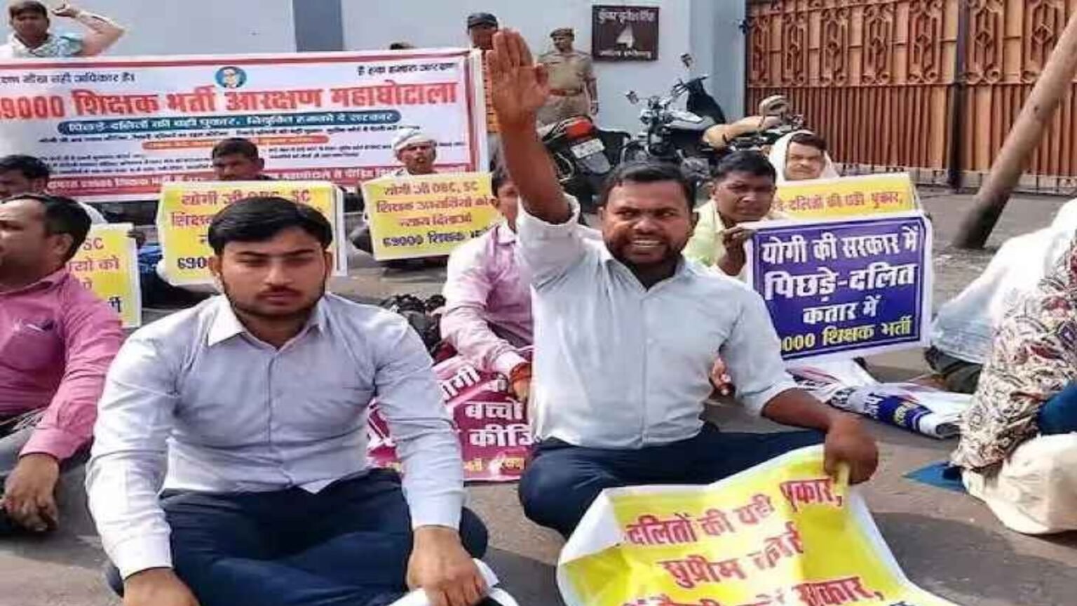लखनऊ: 69000 शिक्षक भर्ती में आरक्षण घोटाले से नाराज अभ्यर्थियों ने घेरा बेसिक शिक्षा मंत्री संदीप सिंह का आवास, ‘योगी बाबा न्याय करो’ के नारे लगे
