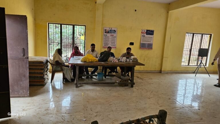 फतेहाबाद: स्वास्थ्य परीक्षण शिविर में मरीजों का किया गया उपचार
