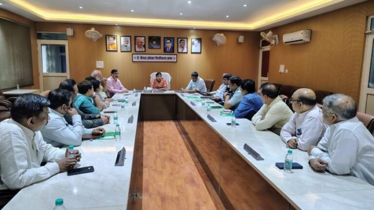 आगरा: डॉ. आंबेडकर विश्वविद्यालय में कुलपति का सख्त तेवर – ढिलाई बर्दाश्त नहीं, सीसीटीवी अनिवार्य, बिना अनुमति छुट्टी पर वेतन रोका जाएगा