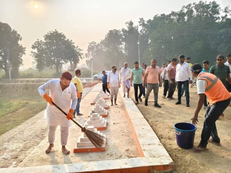 छठ महापर्व की तैयारियों को लेकर चेयरपर्सन अनवरी बेगम और चेयरमैन प्रतिनिधि नूरुज्जमा अंसारी ने किया आमी नदी घाट का निरीक्षण