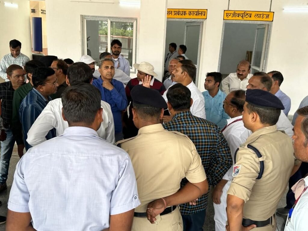 फतेहपुर सीकरी रेलवे स्टेशन का एडीआरएम ने किया औचक निरीक्षण