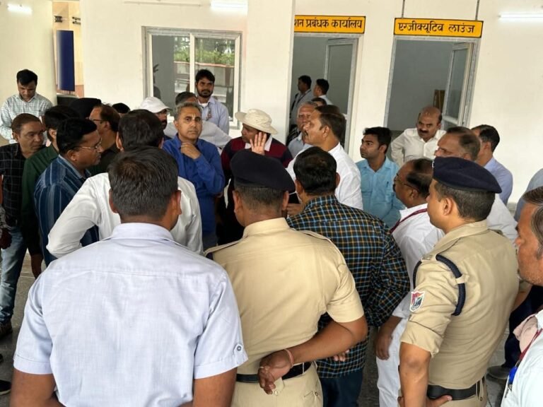 फतेहपुर सीकरी रेलवे स्टेशन का एडीआरएम ने किया औचक निरीक्षण