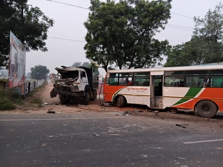 इकथरा मोड़ पर बस और डंपर में जोरदार भिड़ंत, डंपर चालक गंभीर रूप से घायल, आधा दर्जन यात्री चुटैल