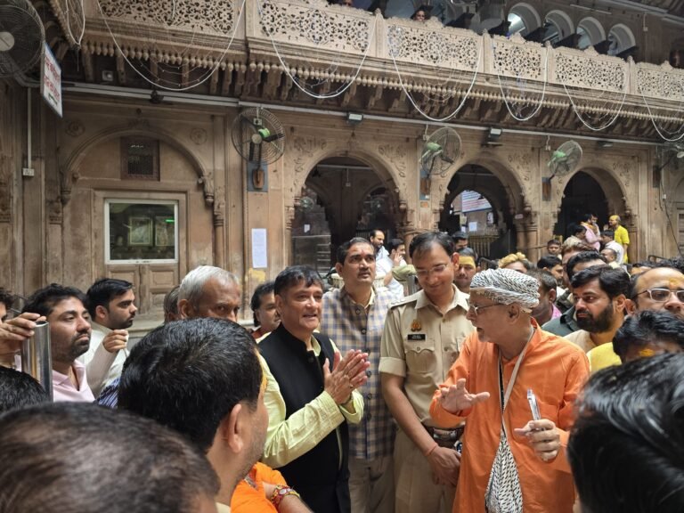ठाकुर श्री बांके बिहारी जी मंदिर में हाई पावर्ड मैनेजमेंट कमेटी ने किया श्रमदान, मंदिर परिसर की साफ-सफाई