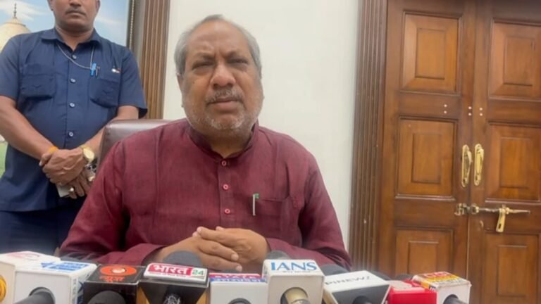मंत्री डॉ. संजय निषाद ने आगरा में की विभागीय समीक्षा, बोले— “मत्स्यपालन से बढ़ेगा रोजगार, दुगनी होगी आय”