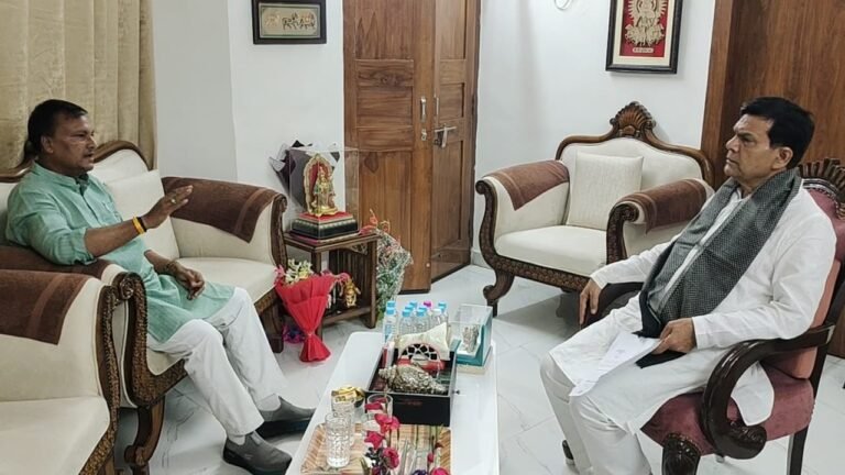 ऊर्जा एवं नगर विकास मंत्री एके शर्मा से मिले चेयरमैन सुधीर गर्ग, ऊटंगन नदी पर घाट निर्माण का मिला आश्वासन