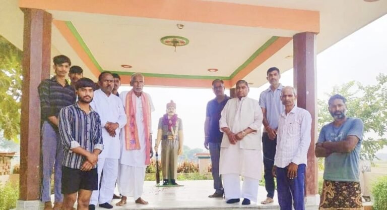 विधायक छोटेलाल वर्मा ने पुलिस स्मृति दिवस पर शहीदों को दी श्रद्धांजलि, शहीद बबलू व शहीद गिरिराज किशोर गुर्जर के घर जाकर अर्पित किए श्रद्धा सुमन