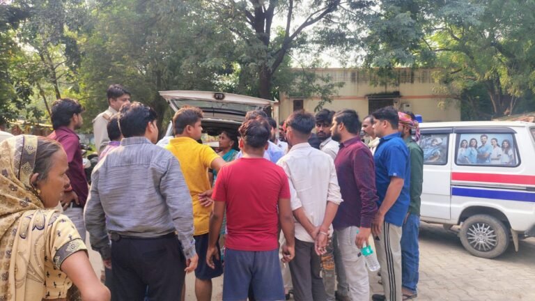 डंपर ने एक्टिवा में मारी टक्कर, चार साल की बेटी की मौत, मां घायल