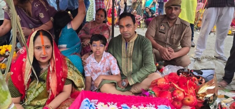 आस्था के महापर्व छठ पूजा पर श्रद्धालुओं ने सूर्य को अर्घ्य देकर परिवार के सुख समृद्धि की कामना की, सिकंदरा, बल्केश्वर घाट पर श्रद्धालुओं का उमड़ा सैलाब