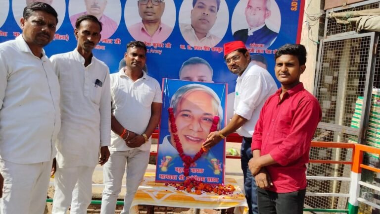 सपा कार्यकर्ताओं ने काशीराम की मनाई पुण्यतिथि, उन्हें यादकर उनके बताए मार्ग पर चलने का लिया संकल्प