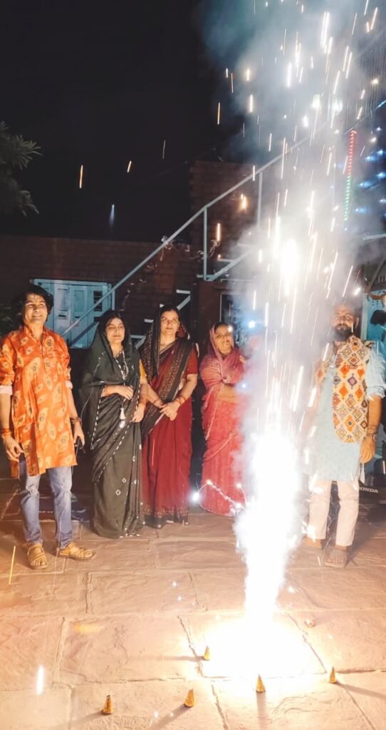 हर्षोल्लास से मना दीपावली पर्व: स्मारकों में उमड़ी पर्यटकों की भीड़ आगरा गेट में लगा भारी जाम