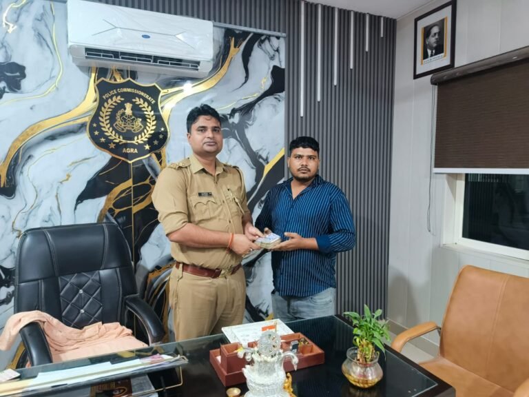 मैक्स लोडर और बाइक की टक्कर में बाइक सवार घायल, मैक्स में मिले 40000 को पुलिस ने किया उसके असली मालिक के हवाले