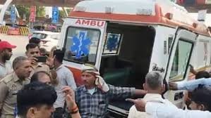 यमुना एक्सप्रेसवे पर दर्दनाक हादसा: दो टोल कर्मियों की मौत, गुस्साए सहकर्मियों ने शव रोका, मुआवजे के बाद शांत