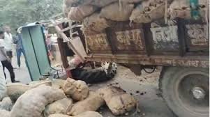 आगरा में दिगनेर पुल पर दर्दनाक हादसा: ट्रैक्टर की टक्कर से बाइक सवार की मौत, चालक घायल