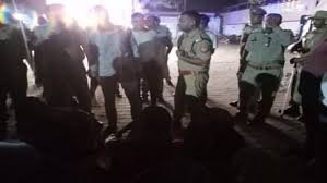 कासगंज: दीवाली की रात मामूली विवाद ने लिया खूनी रूप, युवक की हुई मौत; परिजनों ने कोतवाली में शव रखकर किया हंगामा