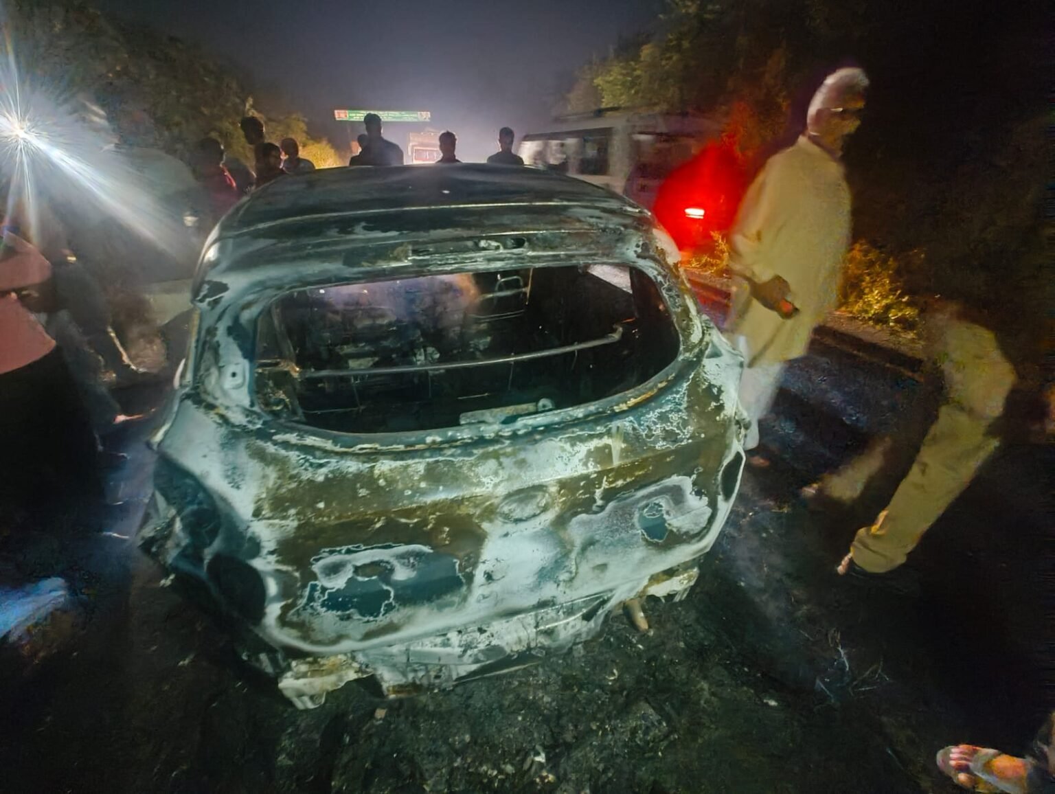 एटा: चलती गाड़ी में लगी आग, चालक ने कूद कर बचाई जान